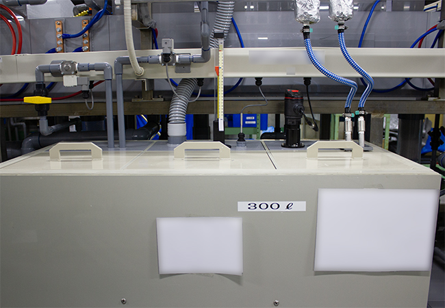 生産ラインの多種多様な薬液管理を効率化：簡易型レベル計の導入事例